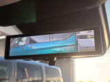インテリジェントルームミラー搭載で、車の後方に設置されたカメラ映像を映し出してシートバックやヘッドレスト、同乗者に視界が遮られることがなく視認性が非常に良いです