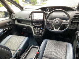 運転席からの視界が広く、隅々まではっきり見渡せます☆小物入れも多くスッキリした運転席廻り