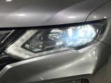 【LEDヘッドライト】悪天候や夜間走行時も良好な視界を確保し安心して運転できる高輝度LEDヘッドライトを装備!点灯速度が早く、消費電力も抑えられています。