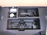 スペアタイヤは搭載されていませんが、小さな穴を一時的に補修する修理キットが荷室床下に搭載されています。ジャッキ等の工具はオプション扱いになります。詳しくはスタッフまでお問合せください。