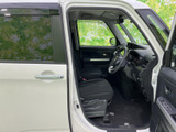 運転席まわりは視界が広く、前方や左右を確認しやすいレイアウトです。シートと足元にはゆとりが感じられ、落ち着いた色合いの室内で毎日の移動も快適にお過ごしいただけます。
