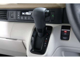 インパネシフトだから視線の移動も少なく足元もスッキリ♪運転席もゆったりしているのでゆとりを持ってドライブできますね!