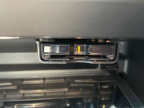 ■ETC2.0対応車載器を標準装備。カードリーダーはグローブボックス内に取り付けられています。高速大容量の双方向通信により、渋滞時の迂回ルート情報や安全運転に資する情報など、多彩なサービスを提供します。