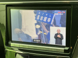 テレビ映像を楽しめる画面を備えており、停車中の休憩時間にも番組をご覧いただけます。画面には放送内容が表示され、車内で過ごすひとときに便利な装備として活用できます。