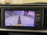 ディスプレイに後方の視界を表示し、車庫入れをサポート「距離目安線」「車幅延長線」およびステアリング操作に連動する「予想進路線」を画面に表示します。※必ず車両周辺の安全を直接確認してください。