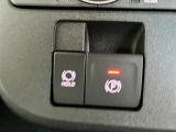 【電動パーキングブレーキ】ボタンを手前に引くだけでパーキングブレーキがロック!発進時にはボタンを押すとパーキングブレーキが簡単に解除される優れものです!