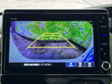 後方の映像に加えてガイド線も表示され、駐車時に車両後方の位置関係を確認するのに便利です。周囲の状況を画面で確認できるため、車庫入れや駐車をサポートします。