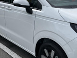 ドアの外側はすっきりとした面構成で、ボディの白さが明るい印象を与えます。ドアハンドルやミラーが自然にまとまり、乗り降りの際にも親しみやすい佇まい。前席側の窓からは周囲を確認しやすい印象です。