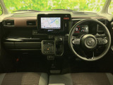 運転席から前方を見渡しやすい視界で、運転に集中しやすいレイアウトです。ナビ画面や計器類も目に入りやすく、座席まわりは落ち着いた色合いでまとめられています。