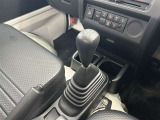 5速マニュアル車です。