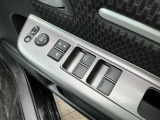 運転席のスイッチで全てのウィンドウの開閉操作を行うことができます。ロックボタンをONにしておくと、運転席以外のウィンドウは作動しないのでお子様を乗せているときなども安心ですね♪