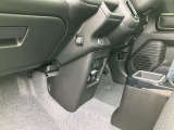 車両にマッチした純正フロアマット付きです。
