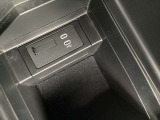 センターコンソール内にUSB端子2個設置 ミュージックプレーヤー接続でお気に入りの音楽を楽しむことが出来ます♪USB端子接続で可能な端末充電を同時に2個行うことが出来ます。