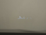 ヘッドアップ・ディスプレイ(HUD)現在のスピードや、前方の車線情報など、運転に必要な情報を、目の前のウインドウガラスに表示する機能です。これにより、目線の移動が少なく済み、安全です。