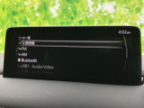 FMやAM、Bluetooth、USBなど複数の音源を画面から選べる構成です。普段お使いの音楽環境に合わせて選択しやすく、移動中の車内で好みの音源を楽しめます。