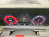 速度や各種車両情報を表示するメーターがまとまり、運転中に必要な情報を確認しやすい配置です。表示をひと目で把握でき、日々の運転を支える装備です。