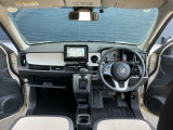 運転席周りです。カップホルダーや小物の収納などは必須ですよね!!使い勝手の良いつくりになっております!!