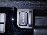 運転席と助手席には、【シートヒーター】が装備されています。温度調整も切り替えができお好みの設定で快適なドライブを楽しめます。腰から下が暖まると、暖房よりも体があったまりますよ。