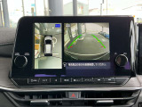 『アラウンドビューモニター』は、空から見下ろすような視点で、スムースな駐車と安全確認をサポートします。