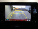 バックモニター付きで慣れない駐車場や車庫入れをサポートします。