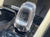 【オレフォス社製クリスタル・シフトノブ】高い存在感を放つクリスタルのシフトノブはボルボ車のみに装備される特別なアイテム。スウェーデン南部のクリスタルガラスメーカー、オレフォス社による製造。