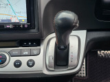 手に馴染むシフトノブで扱いやすく、快適な運転を支えます。