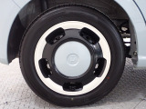 ホイールは車のデザインにマッチした専用タイプです。