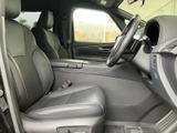 運転席と助手席には、身体を包み込む形状のシートを採用。前方や側方の視界を確保しやすく、落ち着いた色合いの室内は、乗り込む方を穏やかに迎えてくれます。