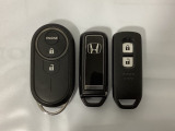 スマートキーを装備しています。鍵を差し込むことなくドアロックの開け閉めと、スタートボタン操作でのエンジンスタートができます。加えて、純正リモコンエンジンスターター用の操作キーもついています。