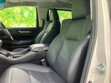 運転席と助手席を近くから確認でき、腰掛けたときの姿勢や室内の広さをイメージしやすい空間です。窓から光が入り、落ち着いた色合いのシートとともにゆったりとした印象です。