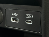 前席には充電用USB(Cタイプ)とナビとリンクしたUSB(Aタイプ)をご用意してます。