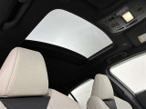 開放的なドライブをお楽しみいただけるサンルーフ。晴れた空の下、サンルーフを開けてのドライブは気持ちよさそうですね。当然後付けはできないので、サンルーフ付きのU-Carはお得です。