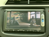 車内でテレビ番組などの映像を楽しめる画面を備えています。停車中の休憩時間に視聴でき、待ち時間を過ごす際にも便利。画面表示から操作内容を確認しやすい仕様です。