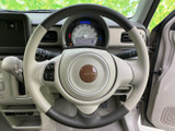 手元にスイッチが配置され、運転姿勢を保ちながら必要な操作に手を伸ばしやすいレイアウトです。メーターの視認を妨げにくい位置関係で、日々の運転をサポート。握りやすさにも配慮された形状です。