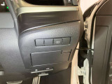 ハンドルの右奥には各種スイッチがございます