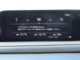 専用のナビ用SDカードを装着することで、画面上でのルート案内や地図表示を利用できます。スマートフォン連携機能にも対応しており、使い慣れた地図アプリを表示させて使い分けるなど柔軟な案内が可能です。