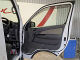 運転席ドア内張の状態です。