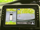 車両周辺の映像を画面上で確認でき、駐車時の周囲確認をサポートします。俯瞰表示と後方映像を見比べながら、障害物との距離を把握する際に役立ちます。