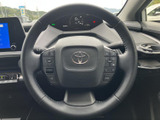 左右のスポークにスイッチがまとまり、運転中も手元で必要な操作にアクセスしやすい仕様です。メーターの表示も視界に入り、運転に集中しやすい環境を整えます。