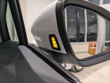 【サイドアシストアシスト】車線変更時に目視できない車を検知すると、検知した側のミラーに警告ライトが点灯。
