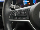 ハンドルにオーディオ操作用スイッチを備え、手を放さずに操作可能。安全性と利便性を両立しています。