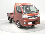 【精悍なスタイリング】トニコオレンジの鮮やかな車体に、メッキグリルが映える力強いフロントマスク。個性が際立つデザインで、日々の仕事やプライベートのドライブを華やかに彩ってくれます。