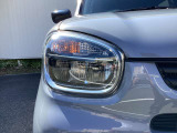 LEDヘッドライトが付いております。より遠く、より広く、より明るく、照らしてくれます。そのため、夜間の走行も運転もしやすく見やすいです。ハロゲンライトに比べ、消費電力も少なく、長寿命で効率的です。