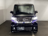 【HID】ディスチャージヘッドライトが装備されています。夜間走行時や雨の日に明るく安全に前方を照らすことが出来ます。対向車からも見えやすいので相手に接近を知らせることも出来ます。