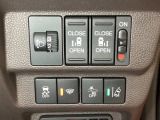 両側電動スライドドアは運転席から操作ができるよう、操作スイッチが付いています。その横にはヘットライトリベライザーのスイッチがついています。道路状況や積荷の加重に応じてライトの高さを調節できます。
