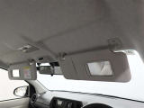 運転席と助手席にちょっとした身だしなみのチェックに便利なバニティミラー付サンバイザー♪