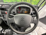 インテリアに合わせたデザインのステアリングは、運転される方のことも考え、運転しやすい形状、大きさです。是非一度、実際に触ってお確かめください。