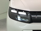 LEDヘッドライトです。蛍光灯のような明るさが特徴で広い範囲を明るく照らしてくれます。光量が大きいので暗い場所での視認性が上がります。また寿命が長く、消費電力も少ないので経済的です。