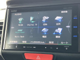 画面上に目的地検索やオーディオなどの項目が並び、機能を見分けやすい表示です。タッチ操作で各メニューを選べるため、移動中の案内や音楽再生など日常のドライブに便利です。