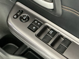 運転席のスイッチで全てのウィンドウの開閉操作を行うことができます。ロックボタンをONにしておくと、運転席以外のウィンドウは作動しないのでお子様を乗せているときなども安心ですね♪